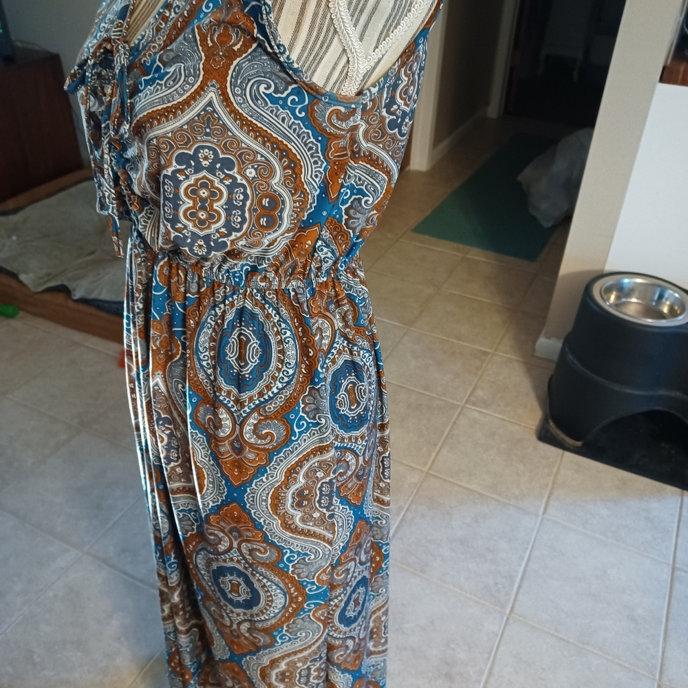 Brown Paisley tee length, v-neck, sleeveless - Picture 5 of 8